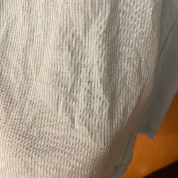 Ladies light lululemon shirt sleeve top - Picture 4 of 6